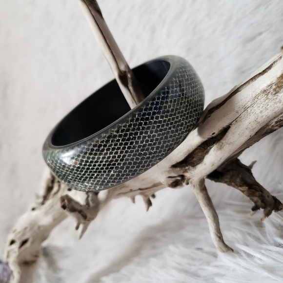 Black Silver Mesh in Clear Lucite Vintage Bangle - Picture 4 of 15